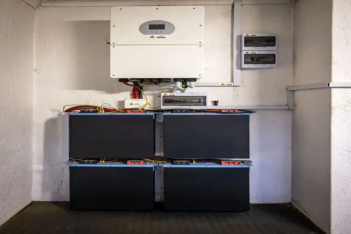 Residential home backup battery bank with hybrid inverter wiring